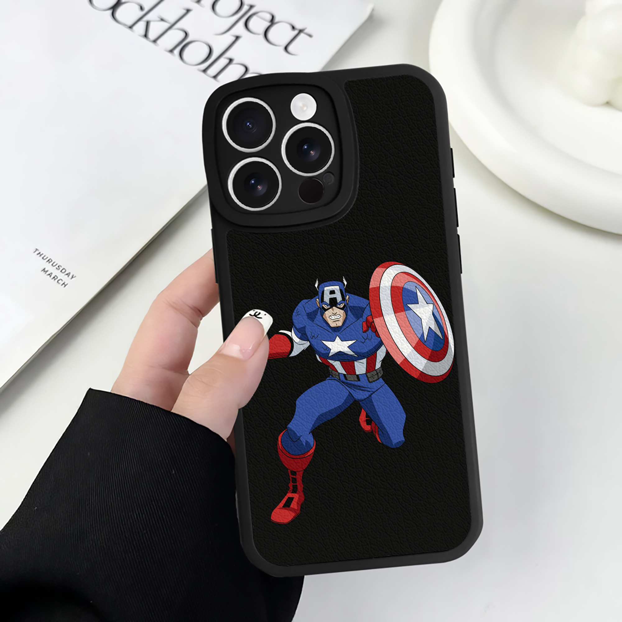 （画像用） アベンジャーズ The Avengers 【iPhone 16シリーズ対応】シリコンスマホケース（レザー調） 材質：シリコン